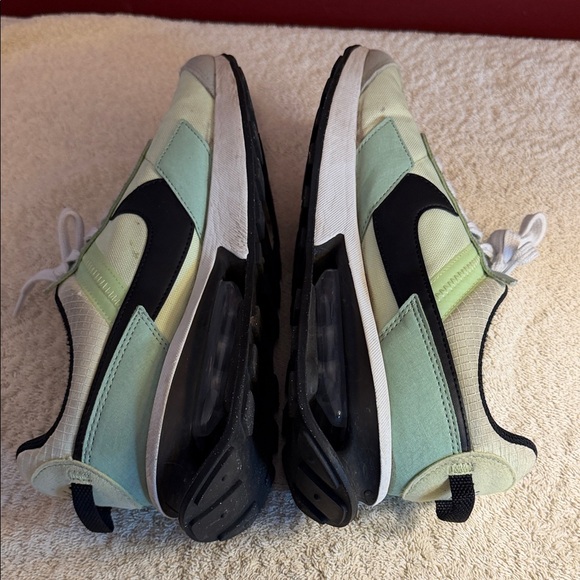 Nike Mint Green and Black Running Shoes - Picture 3 of 4
